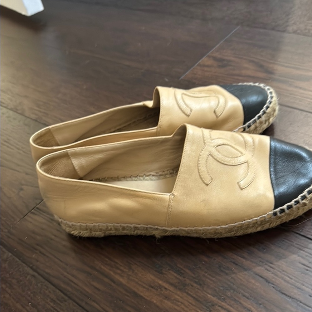 CHANEL Tan and Black Espadrilles Size 40 - Picture 4 of 6